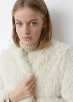 Abrigo Corto Efecto Pelo