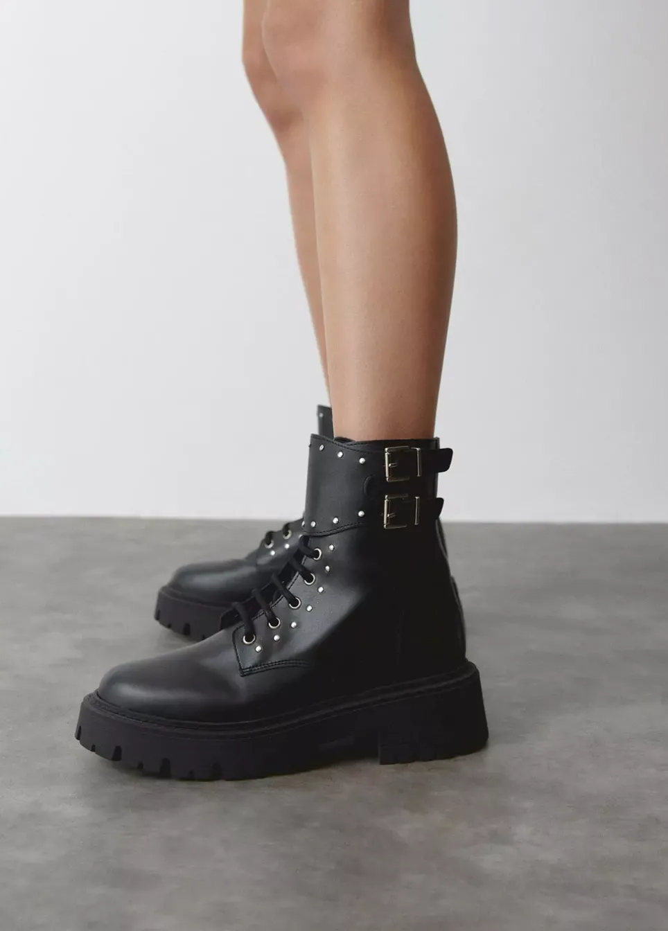 Bota Acordonada Tachas