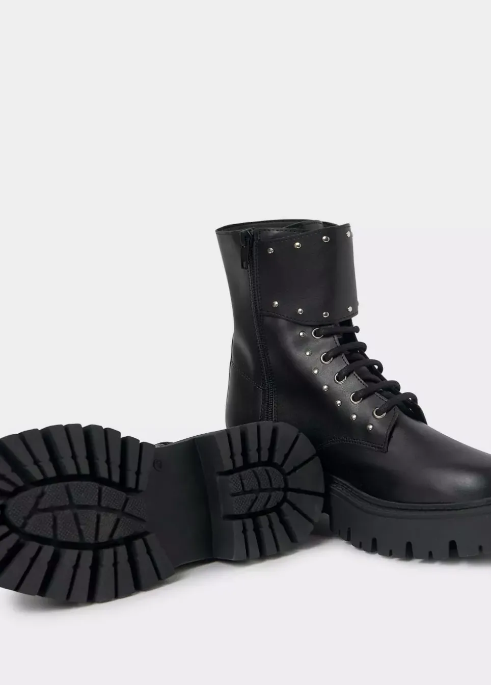 Bota Acordonada Tachas